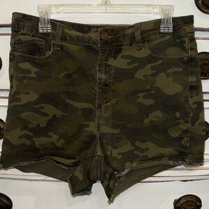 Judy Blue Camo Green Women's Shorts size 1XL